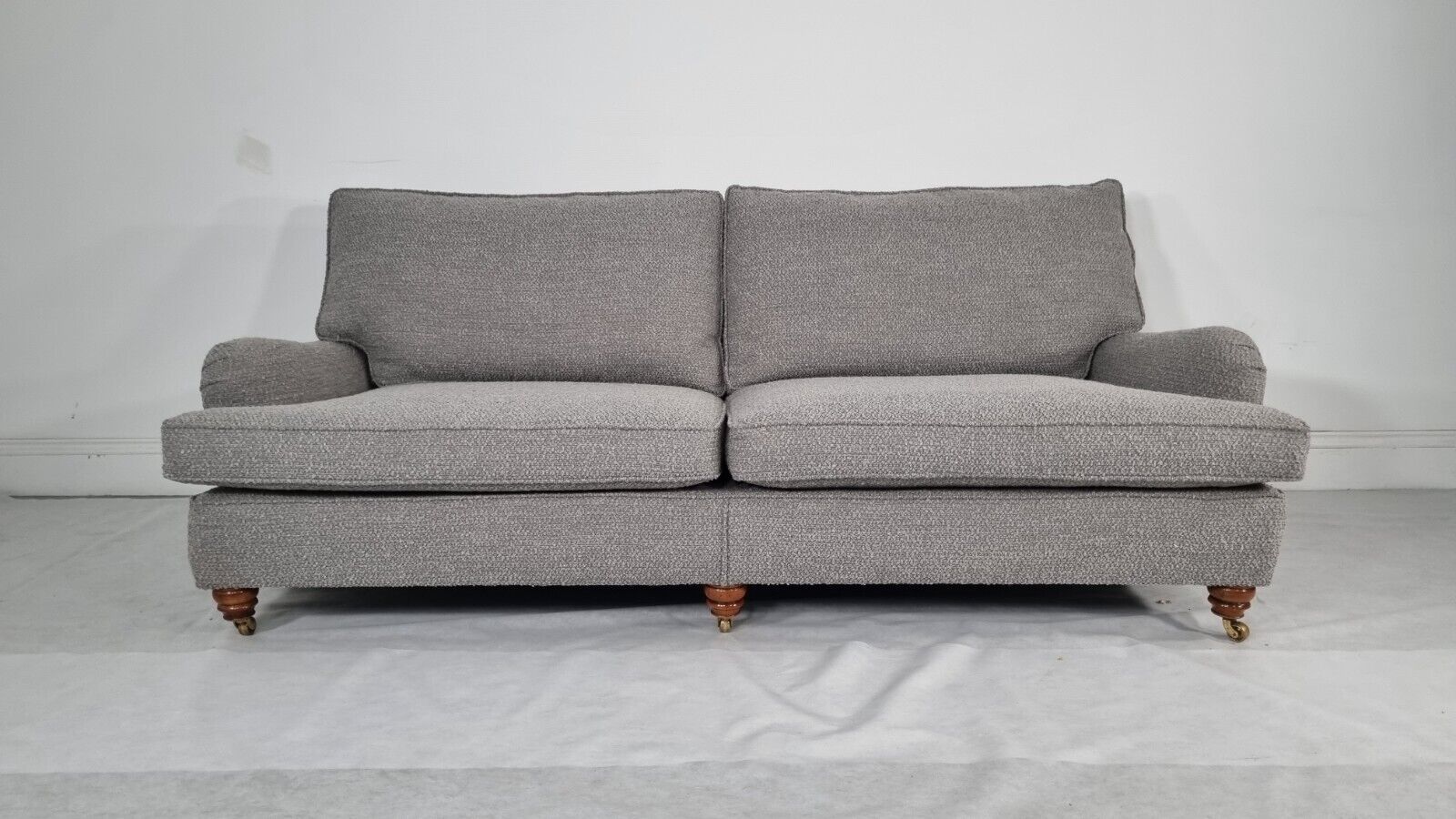 Impeccable Duresta Lansdowne Grande sofa in sumptuous grey chenille fabric